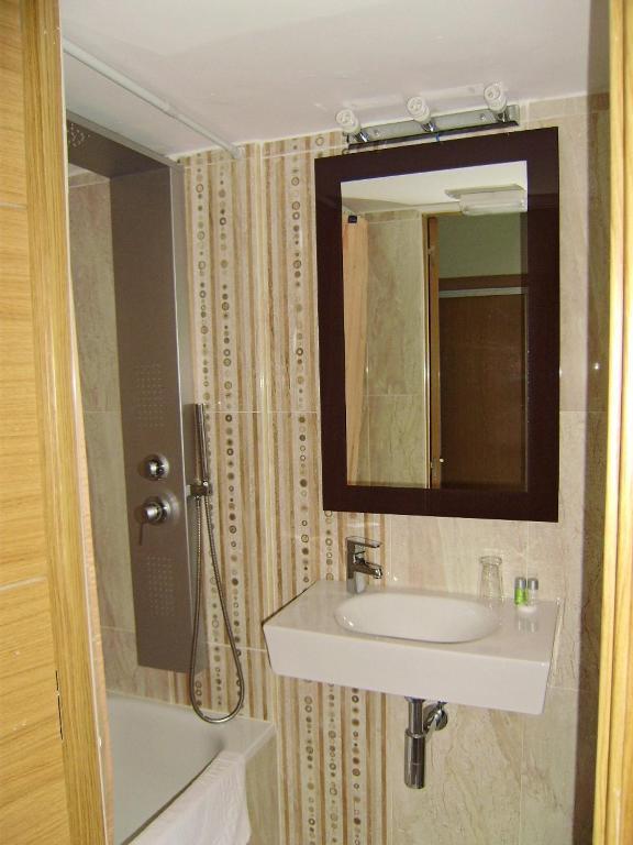 Hostal Miguel Angel Madrid Ngoại thất bức ảnh